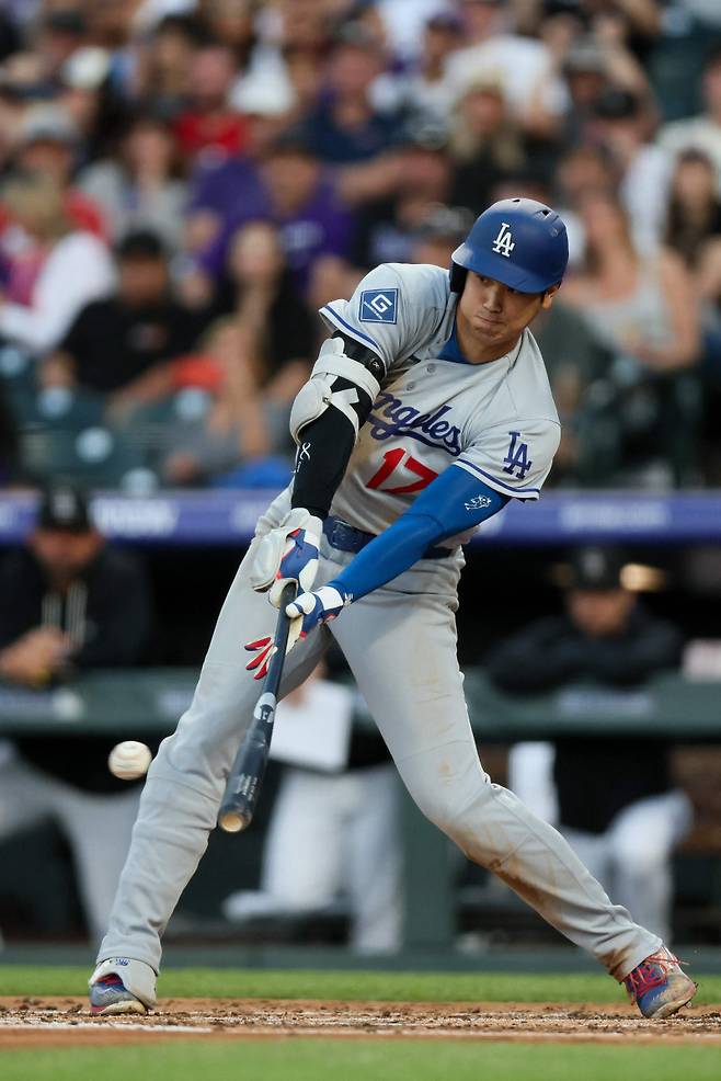 <yonhap photo-2030=""> DENVER, CO - APRIL 20: Shohei Ohtani #17 of the Los Angeles Dodgers hit s a single in the third inning against the Colorado Rockies at Coors Field on April 20, 2026 in Denver, Colorado. Justin Edmonds/Getty Images/AFP (Photo by Justin Edmonds / GETTY IMAGES NORTH AMERICA / Getty Images via AFP)/2026-04-21 11:15:34/ <저작권자 ⓒ 1980~2026 ㈜연합뉴스. 무단 전재 재배포 금지, AI 학습 및 활용 금지></yonhap>