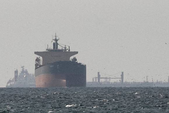 호르무즈 해협의 유조선과 화물선. [사진=AP/연합뉴스]