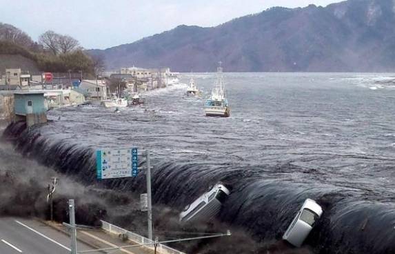 2011년 동일본 대지진 당시 쓰나미가 미야코시를 강타하고 있다. [사진=AFP/연합뉴스]