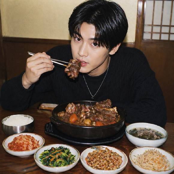 호두를 매일 한 줌씩 섭취하는 식습관이 콜레스테롤과 심혈관 건강 개선에 도움을 줄 수 있다는 연구 결과와 전문가 설명이 나왔다. 사진은 갈비찜과 호두볶음 등 반찬을 먹고 있는 AI 생성 이미지로, 본 기사 내용과 무관. [사진=챗GPT]