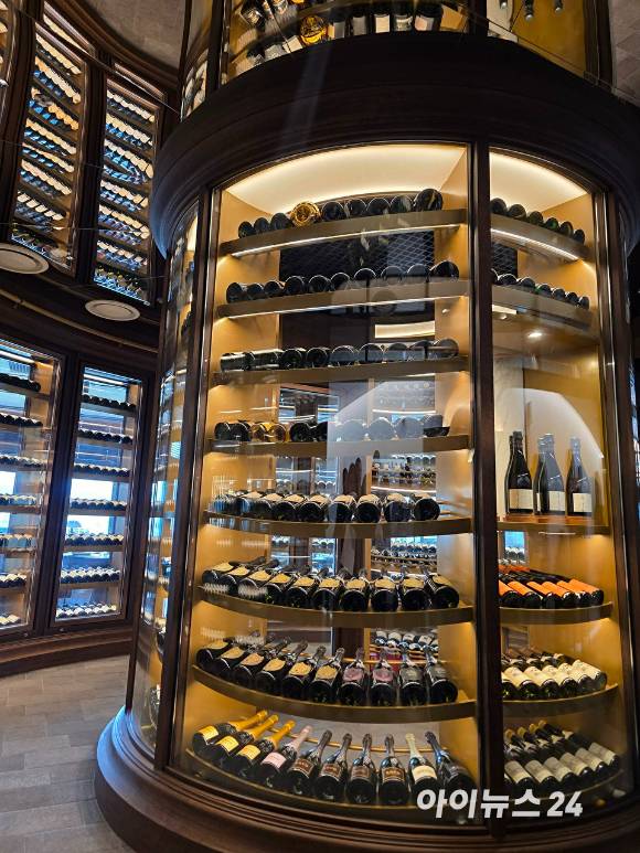 파블로 입구에 마련된 와인타워. [사진=구서윤 기자]