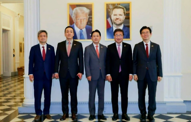 장동혁(가운데) 국민의힘 대표가 미국 현지시간으로 지난 15일 도널드 트럼프 대통령과 JD 밴스 부통령 초상 아래에서 촬영한 사진 (사진, 국민의힘)