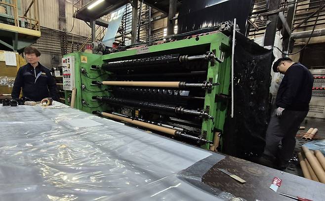 중동 사태 후 원유 수급에 차질이 빚어지면서 비닐 생산 공장과 농가 등에 비상이 걸렸다. 사진은 지난 10일 광주광역시 원예농협 비닐공장에서 멀칭필름이 생산되는 모습. 황희규 기자