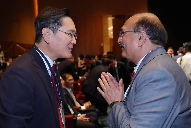 이재용 삼성전자 회장이 20일(현지시간) 인도 뉴델리 바라트 만다팜 컨벤션센터에서 열린 한-인도 비즈니스포럼에서 인도 기업인과 인사를 나누고 있다. 연합뉴스