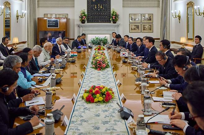 인도를 국빈 방문 중인 이재명 대통령이 20일 인도 뉴델리 하이데라바드에서 모디 총리와 한-인도 확대회담을 하고 있다. 전민규 기자