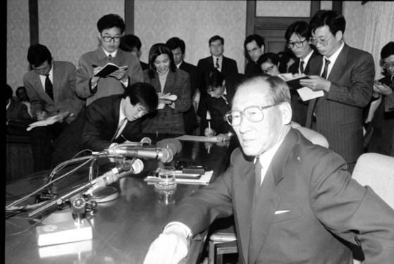 정주영 현대그룹 명예회장이 1991년 11월 18일 서울 계동 사옥에서 기자회견을 열고 "1361억원의 국세청 추징금을 낼 수 없다"며 과세 불복 선언을 하고 있다. 중앙포토
