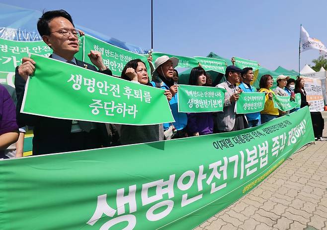 세월호 참사 12주기를 하루 앞둔 15일 서울 여의도 국회 앞에서 열린 ‘세월호 참사 12주기 앞, 생명안전기본법 촉구' 기자회견에서 참가자들이 구호를 외치고 있다. 생명안전동행과 재난참사피해자연대 등 참가자들은 이 자리에서 "생명과 안전보다 시급한 법안은 없다"며 생명안전기본법 제정을 국회와 정치권에 촉구했다. 뉴스1