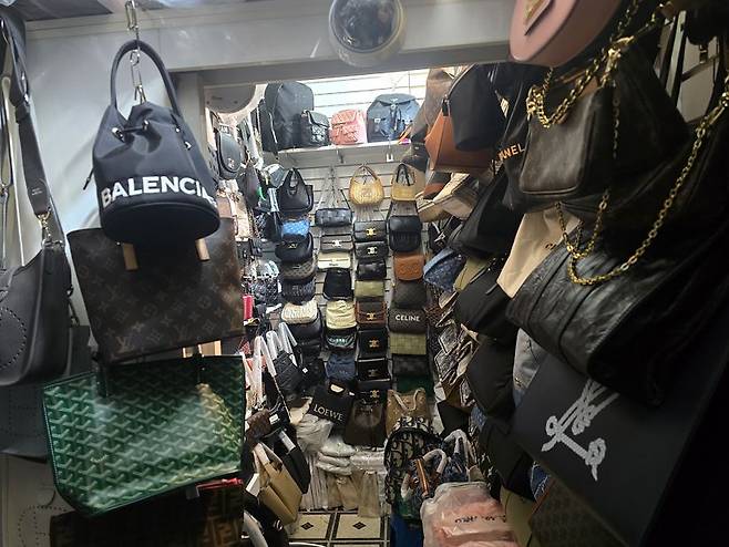 위조상품 판매업자들이 가품을 보관한 비밀창고 내부 모습. 사진 서울시