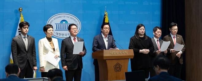 국민의힘 경기 지역구 의원들이 21일 서울 여의도 국회 소통관에서 경기도 선대위 출범 추진 기자회견을 하고 있다. 왼쪽부터 김용태, 김은혜, 송석준, 김선교, 안철수, 김성원 의원. 뉴스1