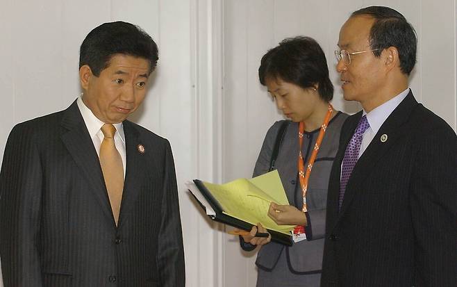 고(故) 노무현 전 대통령이 2006년 9월 11일 한·체코 정상회담장에서 체코 총리를 기다리다가 한·미 정상회담을 앞두고 워싱턴을 방문하고 돌아온 송민순 당시 안보보좌관과 대화하고 있다. [중앙포토]