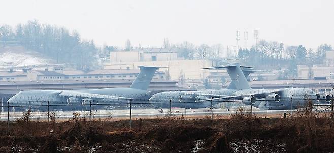 송민순 전 장관은 “중동전쟁이 길어져 미국의 힘이 빠질수록 중국이 대만을 무력으로 통일시키겠다는 의지가 강해질 수 있다”면서 “만약 대만 주변에서 미군과 중국군이 충돌한다면 중국은 평택을 위시한 미군기지도 원점으로 삼아 타격해 무력화시키고자 할 것”이라고 했다. 사진은 3월 6일 경기 평택 주한미공군 오산기지에 대기 중인 미군 수송기. [연합뉴스]