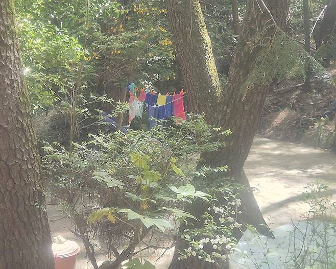 21일 오전 금정산 국립공원에 조성된 기도터 내부에 빨래가 걸려 있다. 김민주 기자
