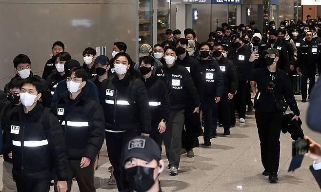 캄보디아를 거점 삼아 한국인 869명에게 총 486억 원을 뜯어낸 한국 국적 피의자들이 인천공항을 통해 송환되고 있다. 김경록 기자