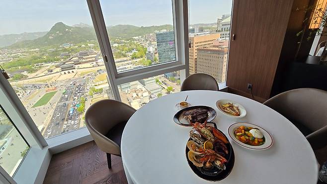 21일 한화푸드테크의 '더 플라자 다이닝' 전경. 통창 바깥으로 광화문 광장 일대와 청와대가 보인다. 노유림 기자