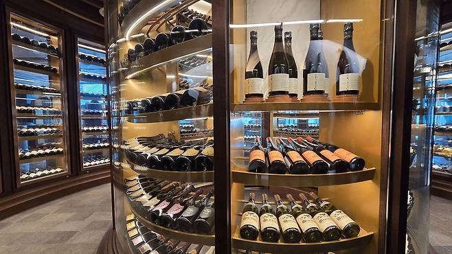 21일 한화푸드테크의 '더 플라자 다이닝' 내 파블로 매장 입구. 약 1100여종의 와인이 진열된 와인타워에는 돔 페리뇽 등 고가의 와인도 포함돼있다. 노유림 기자