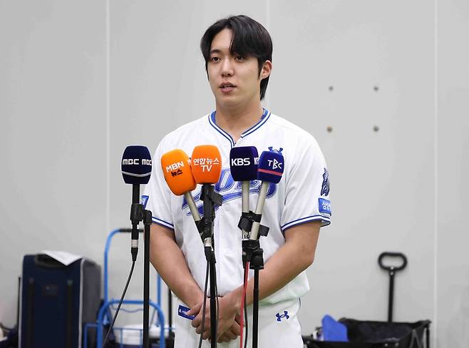 ▲ 21일 오후 대구 삼성라이온즈 파크에서 삼성 라이온즈 투수 원태인이 지난 19일 열린 LG 트윈스와의 경기에서 자신이 격한 감정을 표출한 것과 관련해 사과의 뜻을 밝히고 있다.연합뉴스