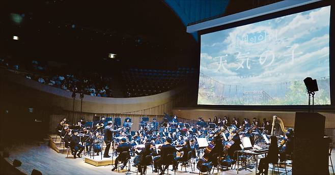 노아 오케스트라가 서울 롯데콘서트홀에서 선보인 ‘신카이 마코트 하이라이트 필름 콘서트’. ‘날씨의 아이’ 등 애니메이션 삽입곡을 연주했다.  노아 제공