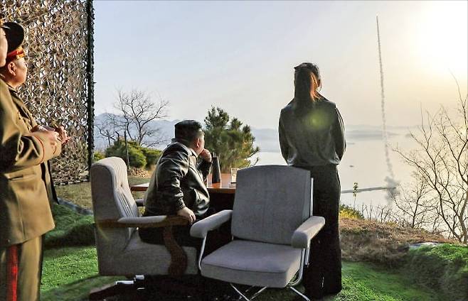 < 시험발사 지켜보는 김정은·주애 > 김정은 북한 국무위원장이 지난 19일 함경남도 신포 일대에서 딸 주애와 함께 개량된 지상대지상전술탄도미사일 ‘화성포-11라’형의 전투부(탄두) 위력평가를 위한 시험발사를 지켜보고 있다.  평양 노동신문·뉴스1