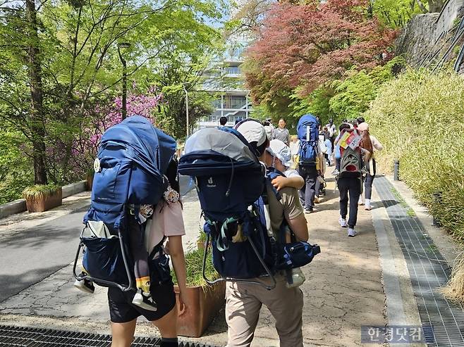 지난 19일 오전 9시 서울 용산구 후암동 남산하늘숲길에서 3040 부모들이 아기띠, 아기 등산 캐리어를 매고, 유아차를 끌며 등산하고 있다. /사진=박수빈 기자