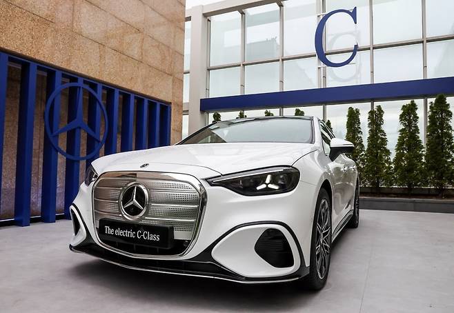 전날(20일) 메르세데스-벤츠가 서울 강남구에서 세계 최초로 공개한 ‘디 올-뉴 일렉트릭 C클래스’. (사진=뉴스1)
