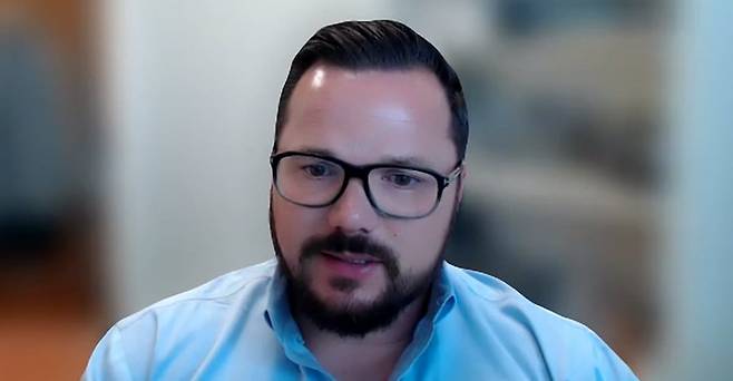 애덤 프레스티지 글렌파른알래스카 대표가 지난해 8월 한국경제신문과 화상으로 인터뷰할 당시의 모습.  /워싱턴=이상은 특파원