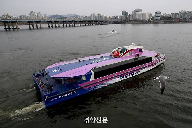 지난달 1일 서울 여의도 선착장에서 서울 한강버스 운행이 재개되고 있다. 문재원 기자