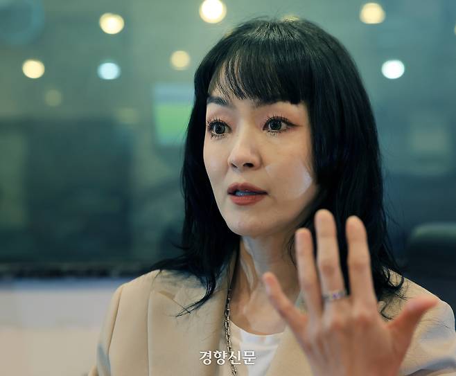 [2026 프론트퍼슨 연대기 : 밴드 붐 가운데 선 여자들] 자우림 보컬 김윤아가 16일 서울 서초구의 한 합주실에서 경향신문과 인터뷰를 하고 있다.2026.04.16 /서성일 선임기자