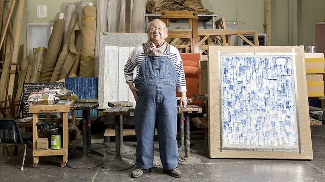 Ha Chong-hyun in his studio (Photo by Chunho An)
