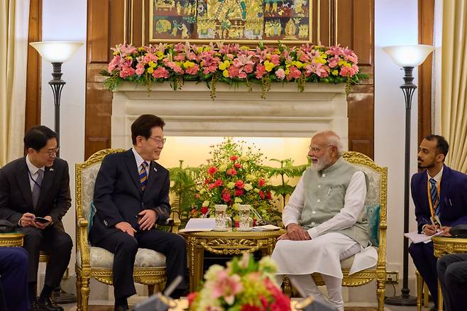 이재명 대통령과 나렌드라 모디 인도 총리가 20일(현지시간) 뉴델리 영빈관에서 소인수 정상회담을 하고 있다. 연합뉴스
