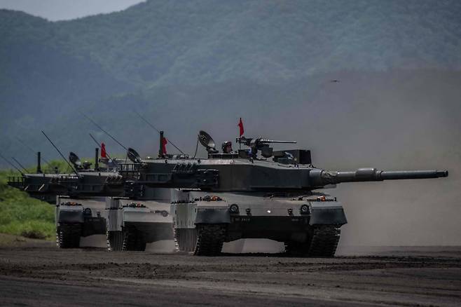 일본 육상자위대 전차들이 2023년 5월 27일 시즈오카현 고텐바 기동훈련장에서 실사격 훈련을 하고 있는 모습. AFP연합뉴스