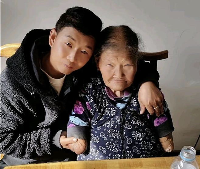 왕위시(오른쪽)씨와 그녀의 막내아들 장리후씨. 바이두 캡처