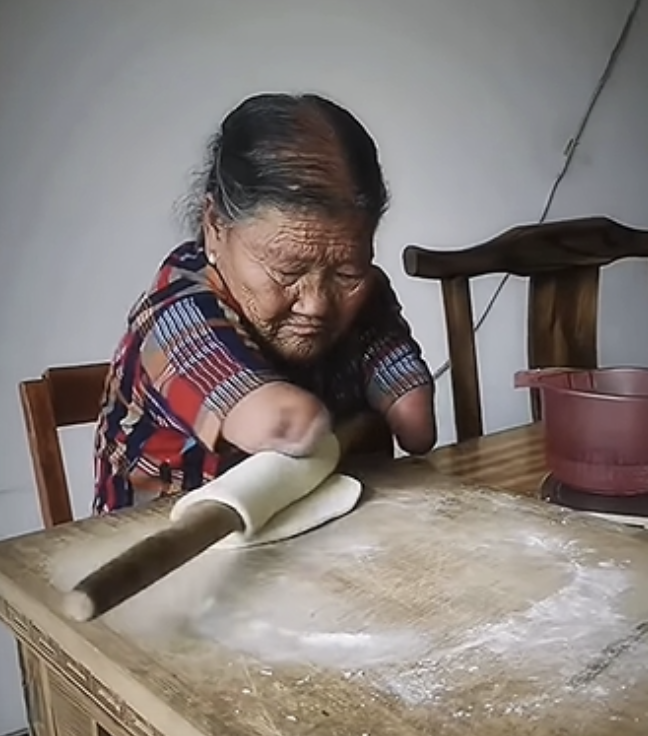 밀가루 반죽을 만들고 있는 왕위시씨. 바이두 캡처