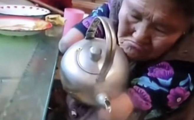 왕위시씨가 주전자에서 물을 따르고 있는 모습. 바이두 캡처