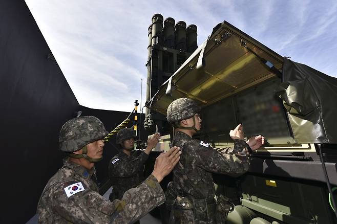 공군 제1미사일방어여단 8120부대 작전요원들이  천궁 Ⅱ 발사를 위해 조원임무절차를 수행하는 모습. 공군본부 제공