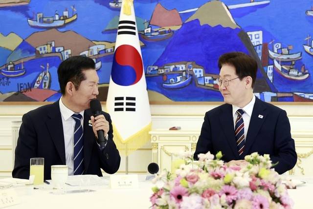 기사의 이해를 돕기 위한 자료 이미지로 직접적 연관은 없습니다. 사진은 더불어민주당 정청래 대표가 지난 7일 청와대에서 열린 여야정 민생경제 협의체 회담에서 이재명 대표를 바라보며 발언하고 있는 모습. 연합뉴스