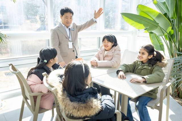 지난해 수원시청으로 현장학습을 온 지역아동센터를 이용하는 아동들이 새빛민원실을 이용하고 있다. 수원시 제공