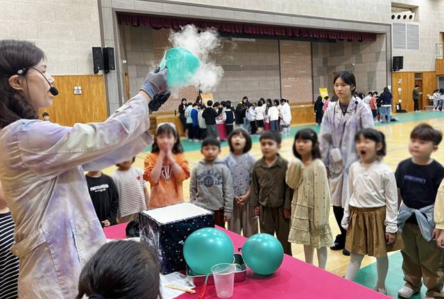 학생들이 액화질소를 활용한 ‘극저온 세계’를 관찰하며 탄성을 지르고 있다. 김포교육지원청 제공