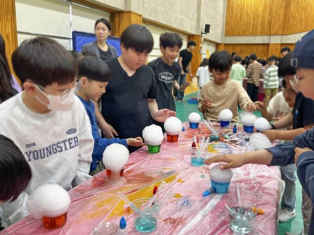 학생들이 드라이아이스를 활용한 ‘버블팩토리’ 활동을 체험하며 과학 원리를 배우고 있다. 김포교육지원청 제공