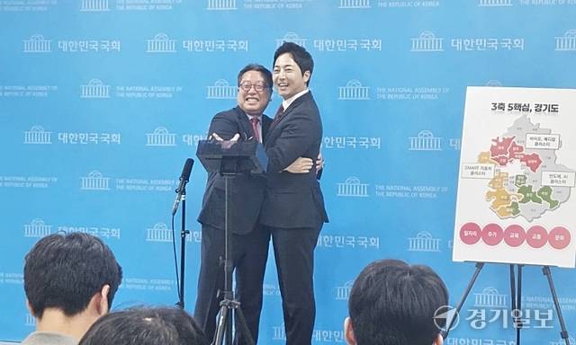 국민의힘 조광한 최고위원과 이성배 전 아나운서가 21일 소통관에서 기자회견을 하고 있다. 김영호기자