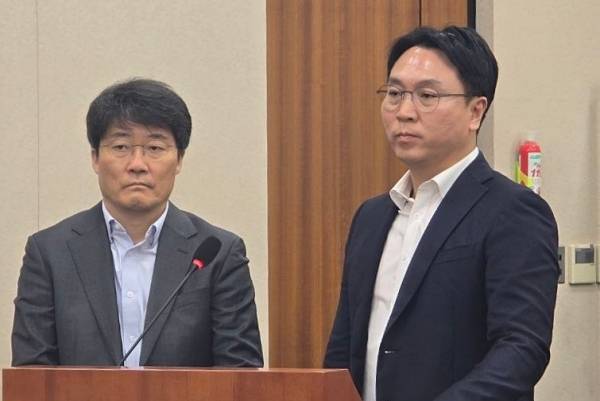 ▲2026년 4월 21일 국회 '윤석열 정권 정치검찰 조작기소 의혹 사건 진상규명 국정조사특별위원회'의 '윤석열 명예훼손 허위 보도 조작기소 사건' 등 관련 청문회에 참고인으로 출석한 뉴스타파 한상진 기자(왼쪽)와 봉지욱 전 기자. 사진=미디어오늘 영상 갈무리