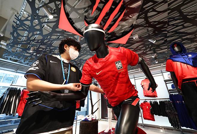 서울 나이키 강남플래그쉽스토어에 2026년 대한민국 축구 국가대표팀의 새 유니폼이 진열돼 있다. 피부와 원단 사이 공기 흐름을 극대화한 ‘에어로-핏’(Aero-FIT) 기술이 적용된 게 특징이다. [연합뉴스]