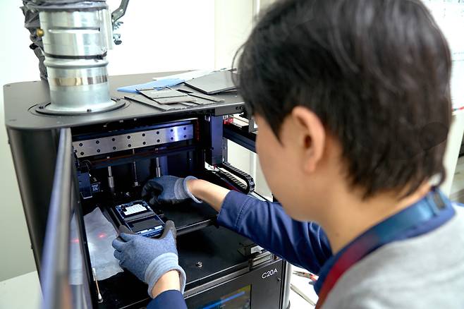 삼성전자서비스 엔지니어가 스마트폰을 수리하고 있다.[삼성전자서비스]