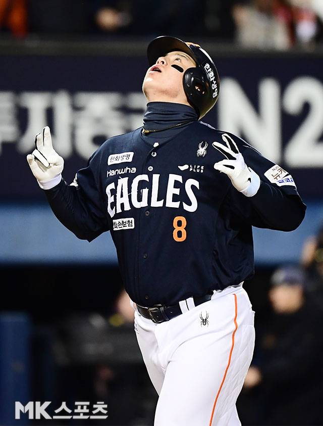 2025년 10월 27일 오후 잠실구장에서 ‘2025 신한 SOL Bank KBO 포스트시즌’ 한화 이글스와 LG 트윈스의 한국시리즈(7전 4선승제) 2차전이 열렸다. 1회초 1사에서 한화 노시환이 문현빈에 이어 백투백홈런을 치고 환호하고 있다. 사진=김영구 기자