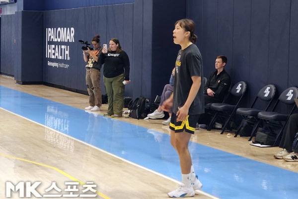 박지현이 훈련 도중 동료들을 격려하고 있다. 사진(美 샌디에이고)= 김재호 특파원