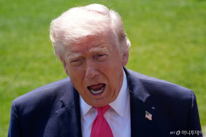 도널드 트럼프 미국 대통령이 지난 16일(현지 시간) 백악관 남쪽 잔디밭에서 전용 헬기 '마린원'에 탑승하기 전 기자들의 질문에 답하고 있다. /워싱턴DC AP=뉴시스