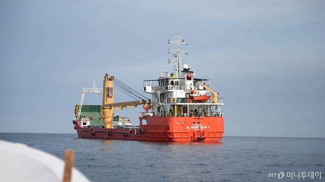 (무산담 로이터=뉴스1) 장용석 기자 = 지난 12일(현지시간) 오만의 무산담주 해안 인근 호르무즈 해협을 지나는 선박의 모습. 2026.04.18.  ⓒ 로이터=뉴스1  Copyright (C) 뉴스1. All rights reserved. 무단 전재 및 재배포,  AI학습 이용 금지. /사진=(무산담 로이터=뉴스1) 장용석 기자