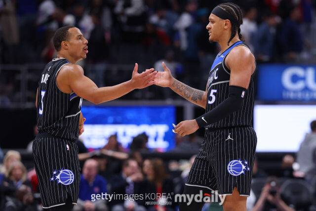 반케로(오른쪽)와 베인이 20일 디트로이트와 경기에서 승리한 후 악수를 하고 있다. /게티이미지코리아