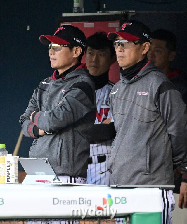2026년 4월 16일 오후 서울 잠실구장에서 열린 '2026 신한 SOL KBO리그' 롯데 자이언츠와 LG 트윈스의 경기. LG 염경엽 감독과 김정준 수석코치가 지켜보고 있다./마이데일리