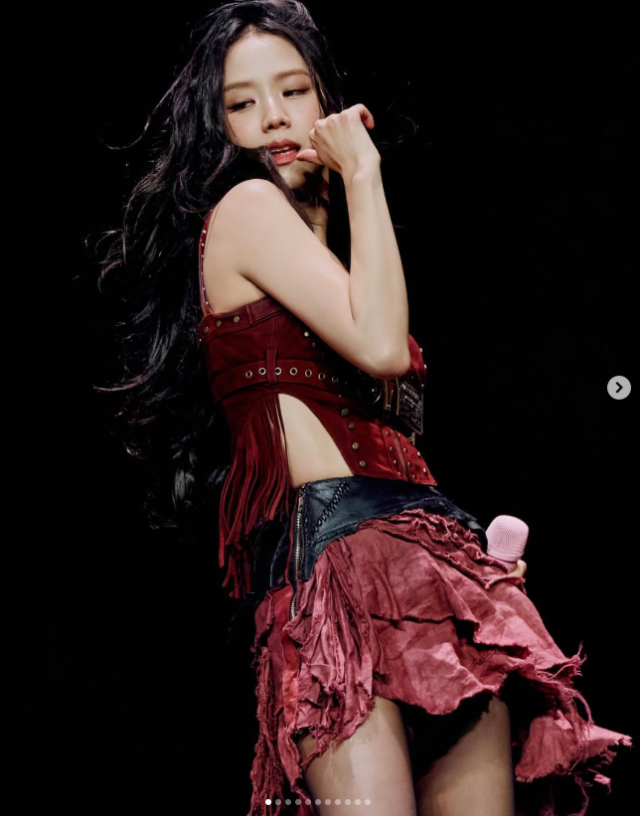 그룹 블랙핑크 지수가 강제추행 및 폭행 의혹에 휘말린 친오빠와의 연관성을 강력히 부인하며 법적 대응을 선포했다. /지수 소셜미디어