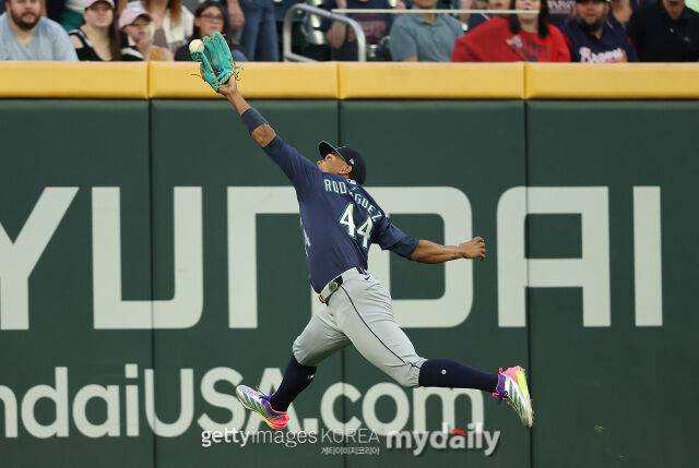 로드리게스가 2025년 9월 7일 애틀랜타 브레이브스와 경기에서 호수비를 벌이고 있다. /게티이미지코리아